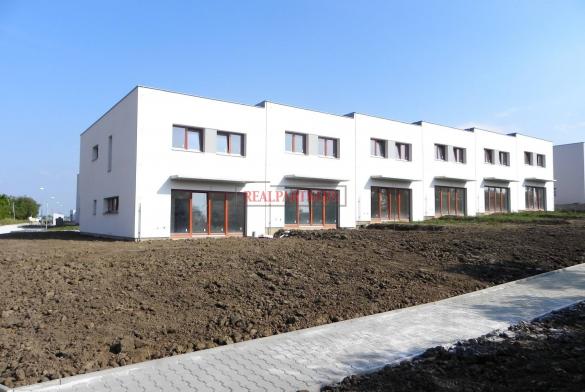 Cihlový řadový rodinný dům 4+kk s garáží, o ploše 140 m², na pozemku 184,8 m².