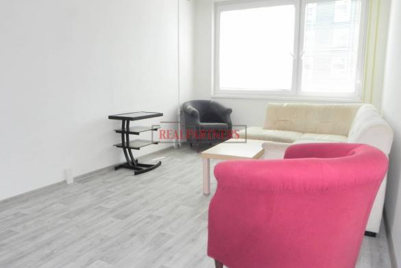 Exklusivní nabídka družstevního byty 2+kk, 43 m² + 3 m² sklep, neprůchozí pokoje.
