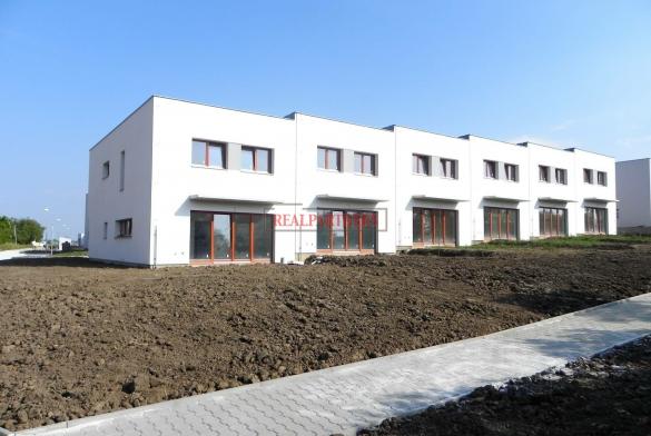 Cihlový řadový rodinný dům 4+kk s garáží, o ploše 140 m², na pozemku 184,8 m².