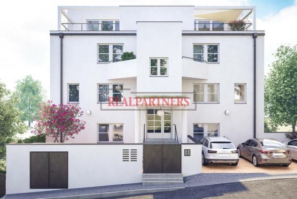 Kompletně zrekonstruovaný byt 2+kk o ploše 48,6 m² + 2,2 m² terasa na Praze 5 u motolského potoku.