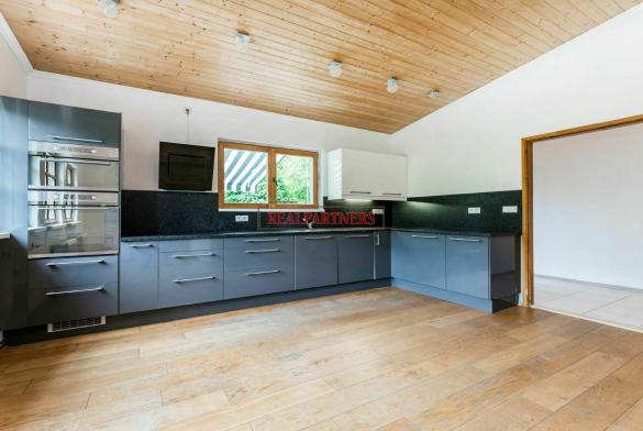 Prodej rodinného domu o ploše 380 m² + pozemek 935 m² v obci Davle, Praha-západ